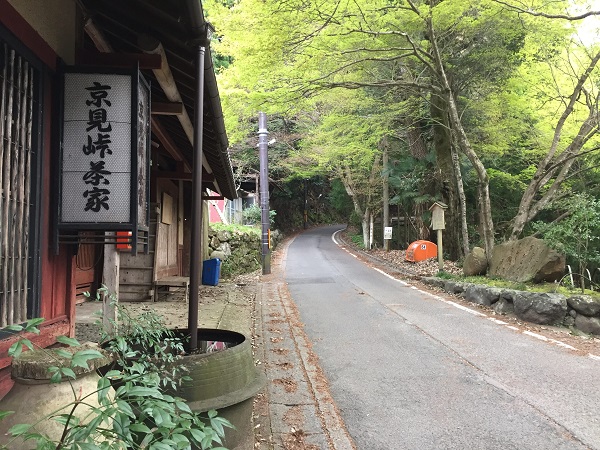 ゴールやや手前の京見峠茶屋。向かい側に石碑あり。現在は営業されておらず。
