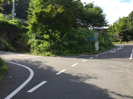 左へ入ると小関峠入り口。