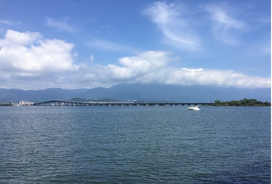 琵琶湖大橋が見えてきた。