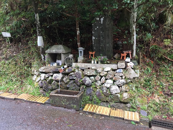 京見峠裏側の給水ポイント。超有名。この水を汲むためだけにここへ来る人もたくさんいるそうです。