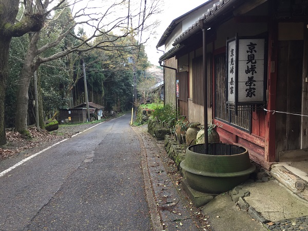 京見峠茶屋。現在は営業されておらず。しかし良い雰囲気の佇まい。