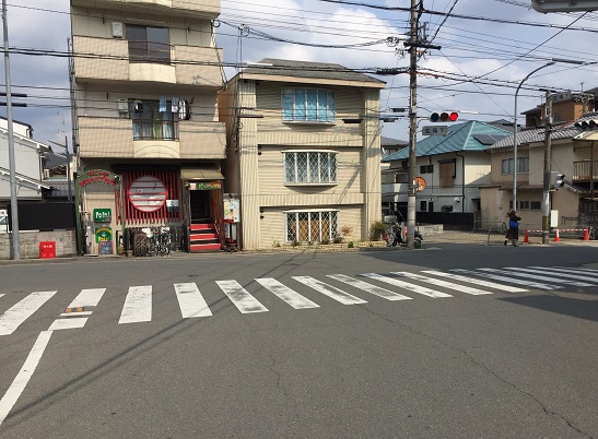 玄琢下信号。右（南）は北山通り。左（北）は上賀茂神社へと通じる。