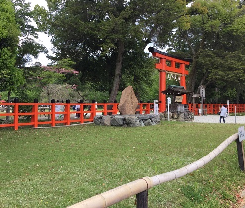 上賀茂神社正面赤鳥居前。観光客が多く、正面のロータリー交差点は交通量が激しい。十分に注意されたし。
