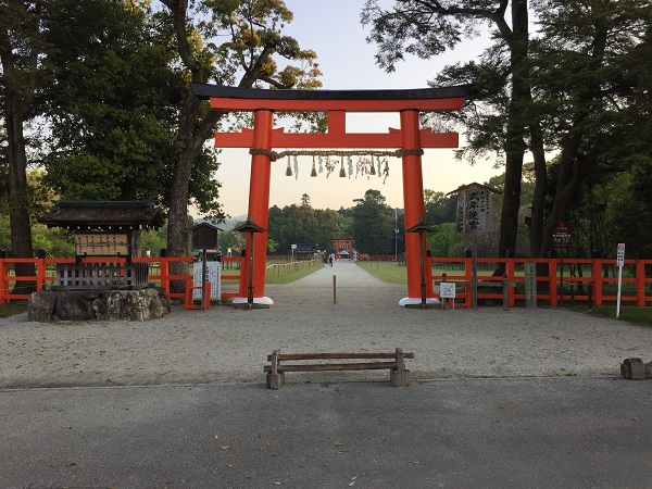 スタート地点の上賀茂神社正面、赤鳥居前。